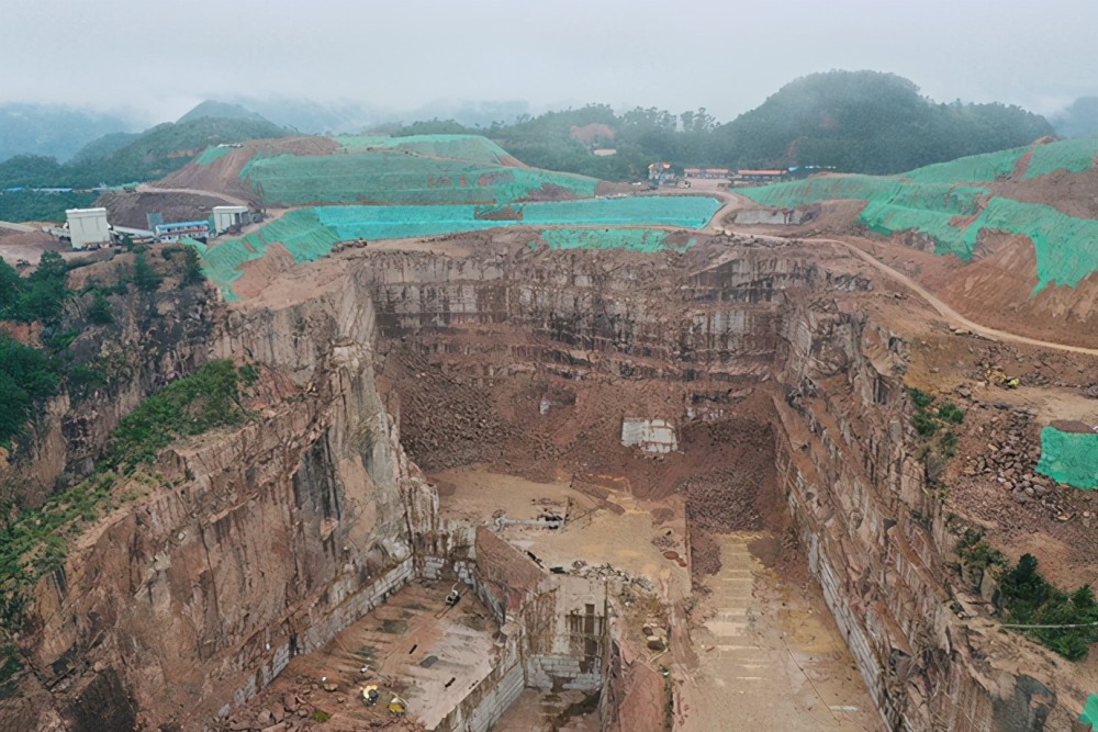 廣西岑溪市花崗巖礦山“開膛破肚”粗放式開采,生態破壞嚴重