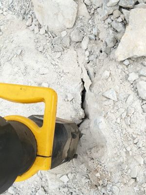 靜態(tài)分裂堅石露天礦山開石頭劈石機(jī)劈石器