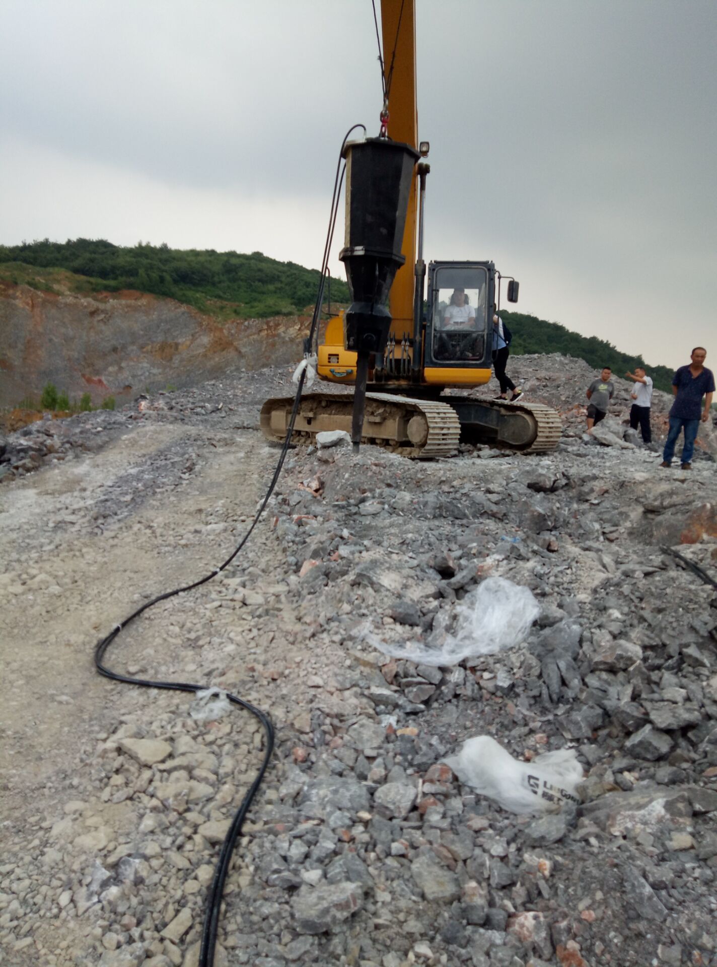 堅硬巖石開采花崗巖石材加工廠礦山開采石料劈裂機