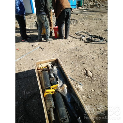 【鎂石開采替代放炮石頭劈裂機(jī)修路機(jī)】- 